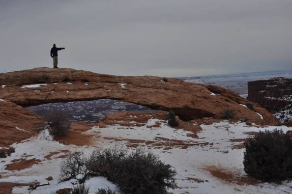 Caminhando sobre o fantástico Mesa Arch, no Canyonlands National Park, perto de Moab, em Utah, nos Estados Unidos